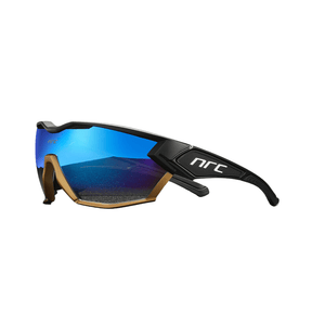 Óculos de sol Thrill modelo ciclismo em ângulo lateral na cor preto com dourado, disponível em: ethosloja.com.br