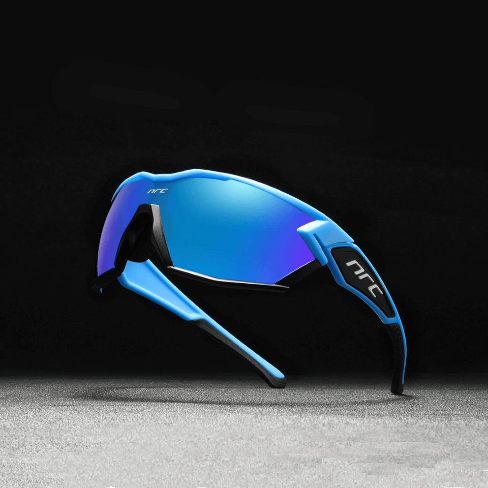 Óculos de sol Thrill modelo ciclismo em ângulo diagonal na cor azul, disponível em: ethosloja.com.br