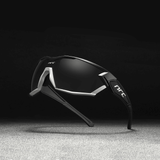 Óculos de sol Thrill modelo ciclismo em ângulo diagonal na cor preto, disponível em: ethosloja.com.br