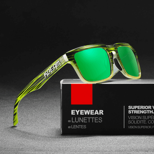 Óculos de sol Tiger modelo dia a dia em ângulo diagonal em cima da embalagem na cor verde, disponível em: ethosloja.com.br