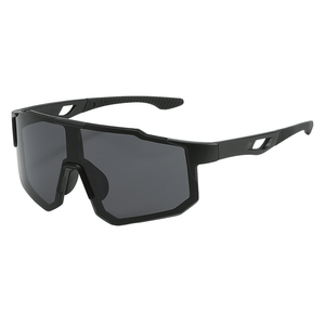 Óculos de sol Windproof modelo ciclismo em ângulo lateral na cor preto, disponível em: ethosloja.com.br