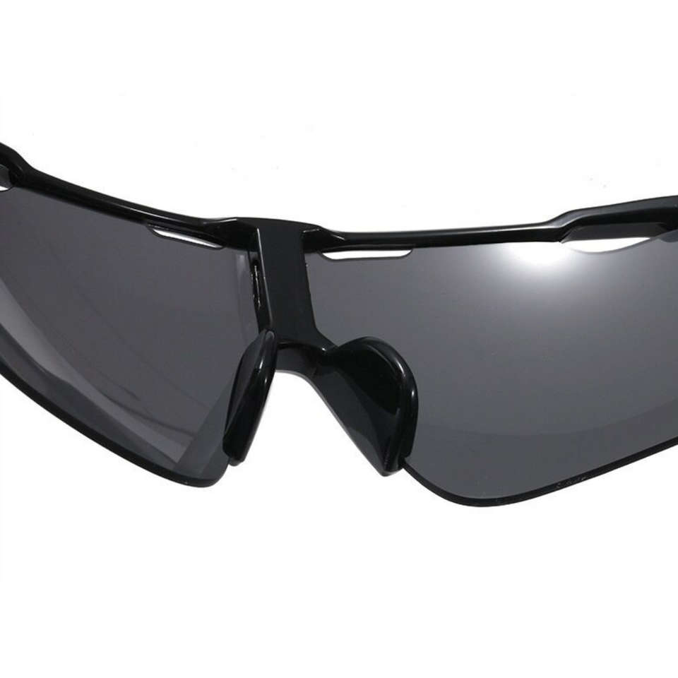 Detalhe do apoio de nariz  do óculos de sol Stamina modelo esportivo na cor preto, disponível em: ethosloja.com.br